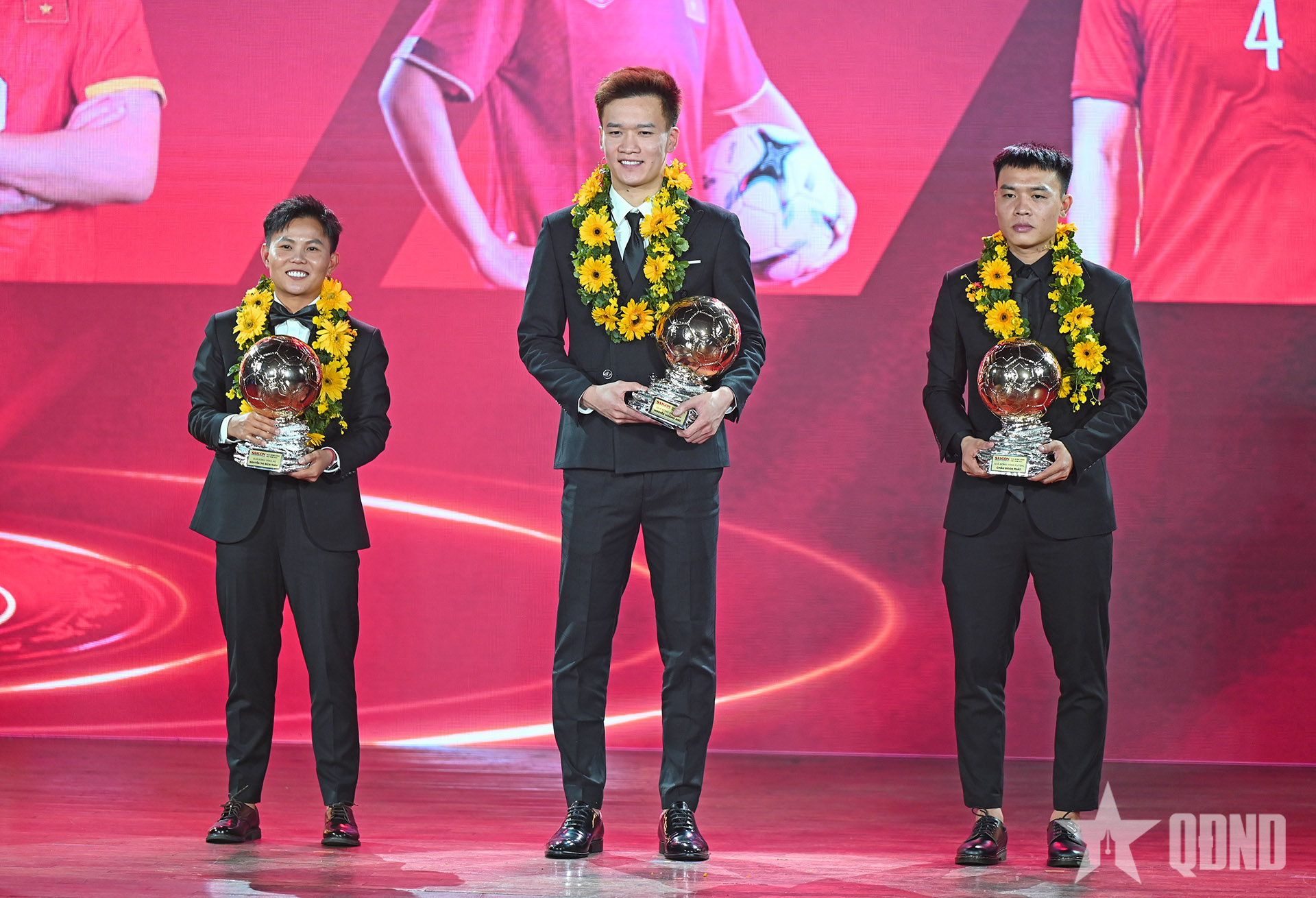 Cầu thủ Nguyễn Hoàng Đức và Nguyễn Thị Bích Thùy giành danh hiệu Quả bóng Vàng nam, nữ năm 2025